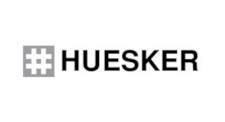Schwarzes Logo mit der Aufschrift Huesker