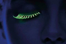 Foto einer Person mit Neongrünen Wimpern